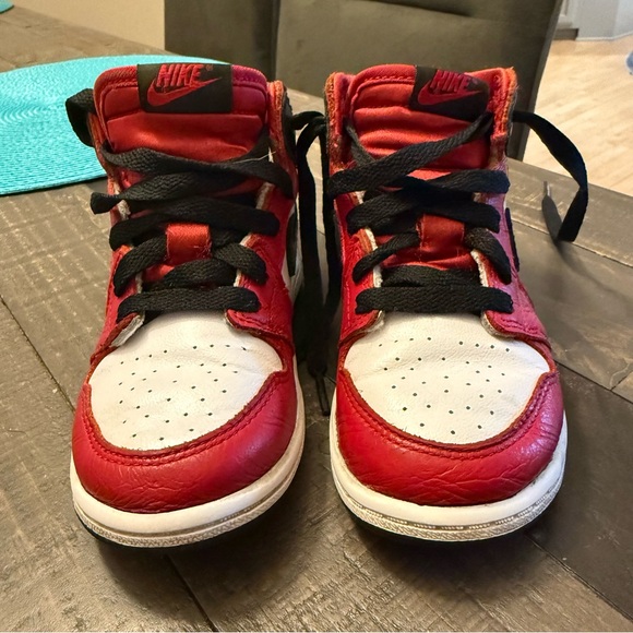 🏆 Boys Jordan 1
Retro High Sneakers - Size 10C - Picture 10 of 11